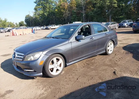 2011 Mercedes-Benz C 300 Luxury/Sport из США, поврежденный, VIN WDDGF5EB2BA529568